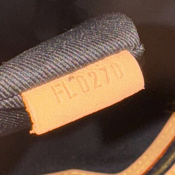 Louis Vuitton MONOGRAM REVERSE CANVAS Carry It - Picture 5 of 13